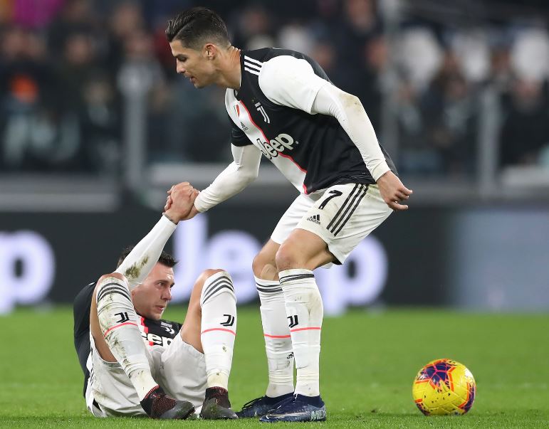 Cristiano Ronaldo jette l'autre côté de l'esprit des gens ordinaires